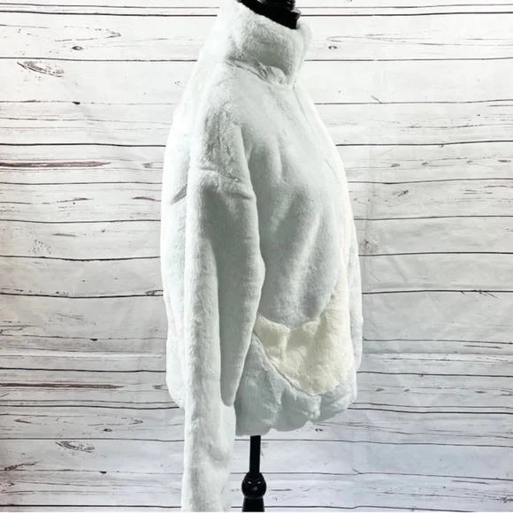 An oversized Swoosh logo meets luxe faux fur Sherpa in a wear-anywhere jacket - Picture 5 of 9